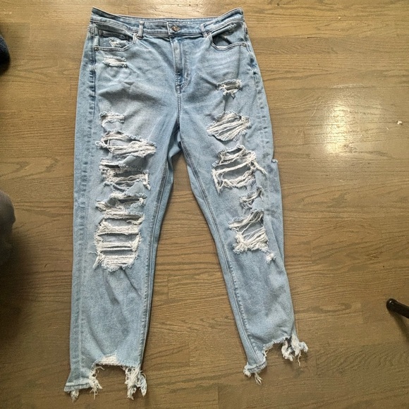 American Eagle Distressed Light Wash Mom Jean Size 16 - Picture 6 of 10